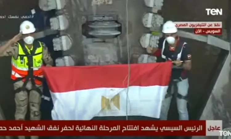عمال يرفعون العلم المصري أثناء إشارة "السيسي" بـ خروج مكينة حفر ...