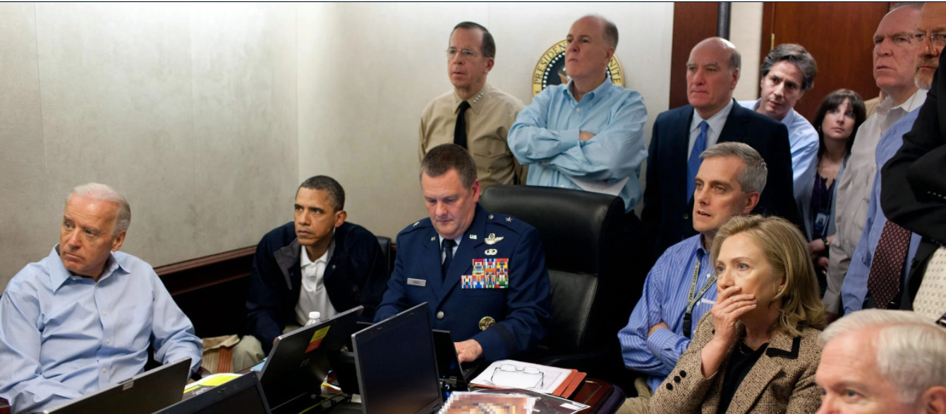 اثناء مشاهدة جو بادين واوباما وهيلاري رسائل بن لادن