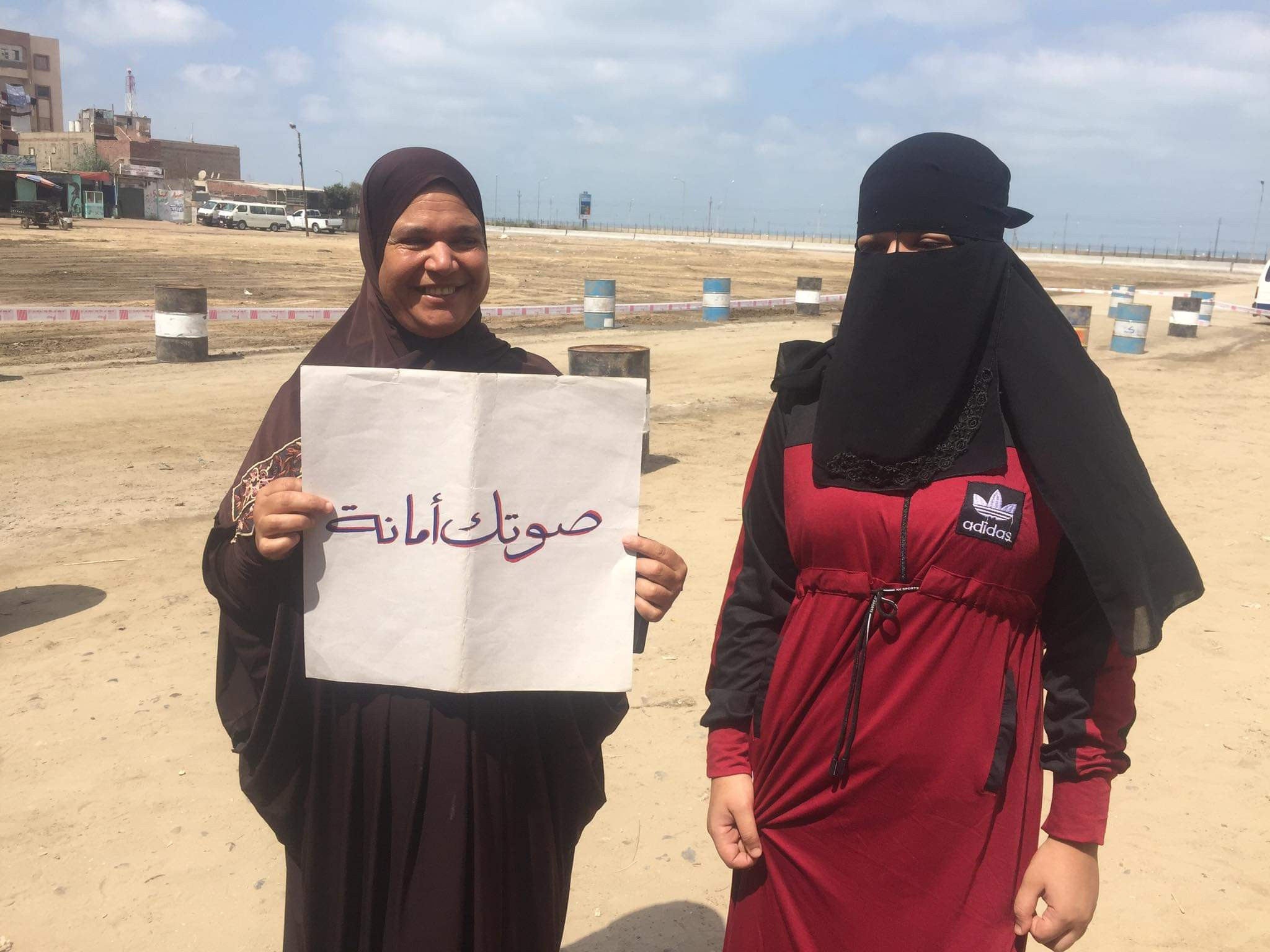 السيدات  ببورسعيد يرفعن شعارات حملة صوتك أمانة 