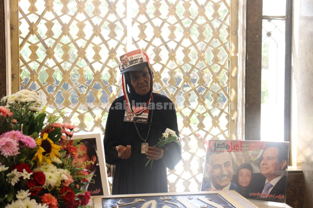 المواطنون يحيون ذكرى الزعيم الراحل جمال عبد الناصر بالورود على ضريحه