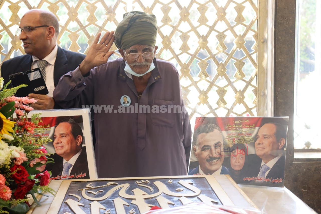 المواطنون يحيون ذكرى الزعيم الراحل جمال عبد الناصر بالورود على ضريحه