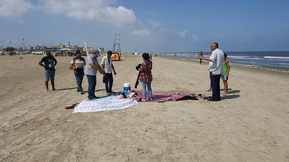 المواطنون يفترشون رمال الشاطىء