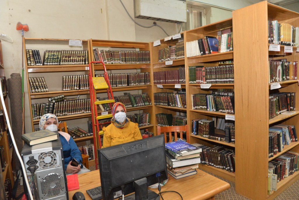 رئيس جامعة أسيوط بزيارة لمكتبة كلية أداب 