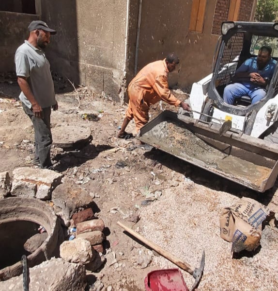 رجال الوحدة المحلية يساعدون المواطنين في تغطية بالوعات الصرف الصحي 