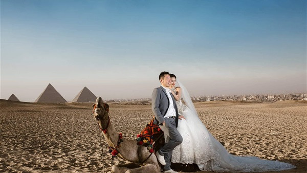صور زفاف في الاهرامات