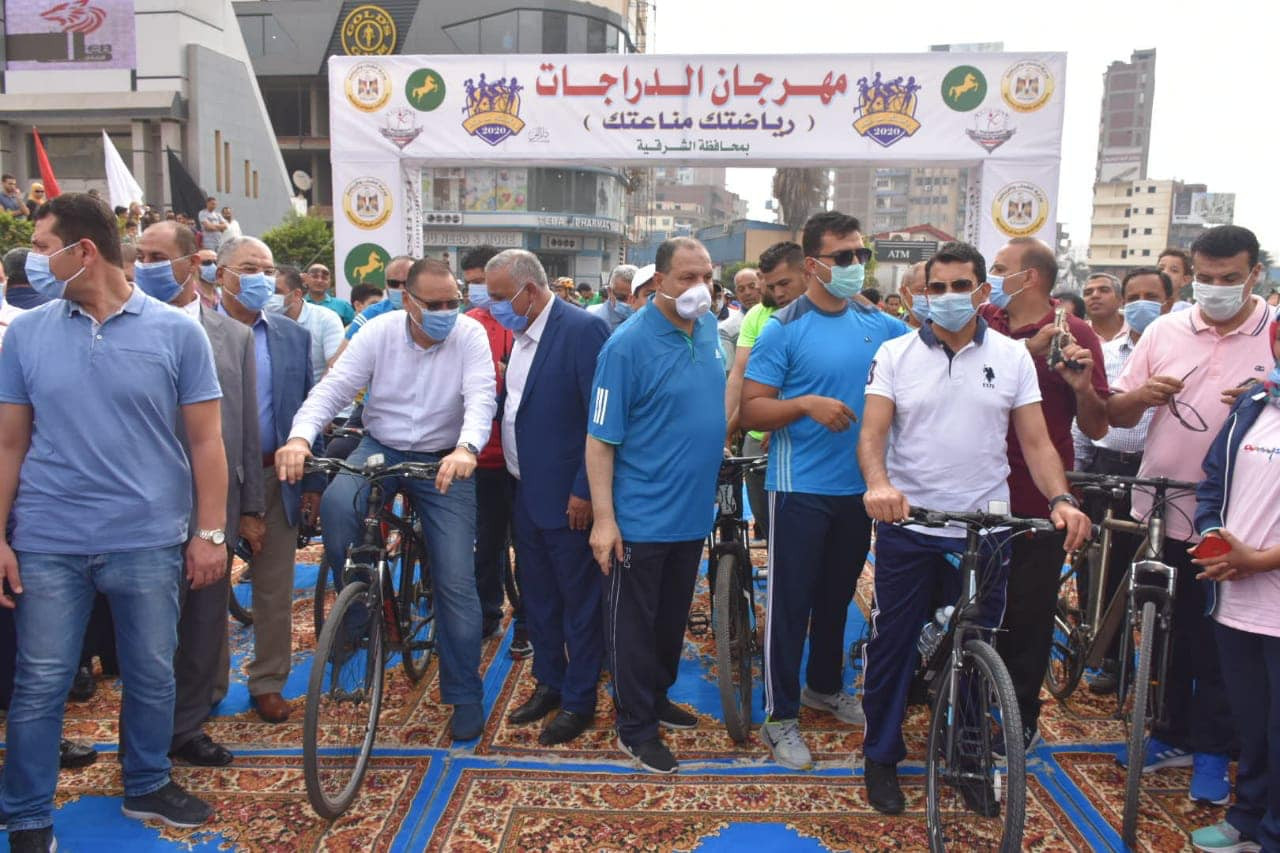 وزير الرياضة ومحافظ الشرقية يشاركان في ماراثون دراجات