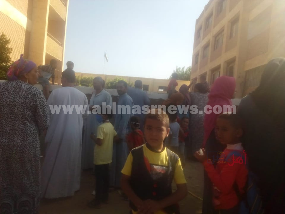 ازدحام أولياء الأمور والطلاب أمام مدارس المنيا