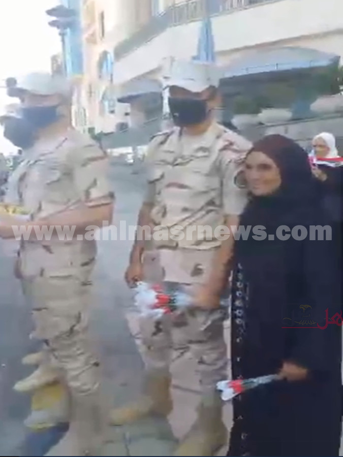  الجيش يوزع الحلوى والورود على المواطنين بالإسكندرية