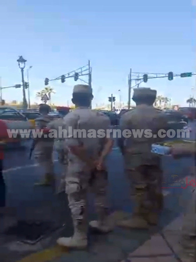  الجيش يوزع الحلوى والورود على المواطنين بالإسكندرية