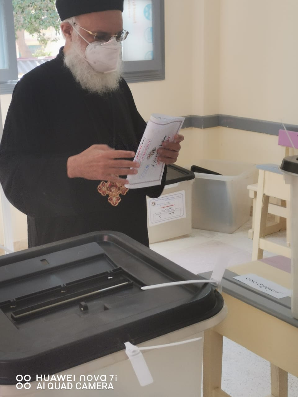 الوكيل البابوي بالإسكندرية يدلي بصوته بانتخابات النواب