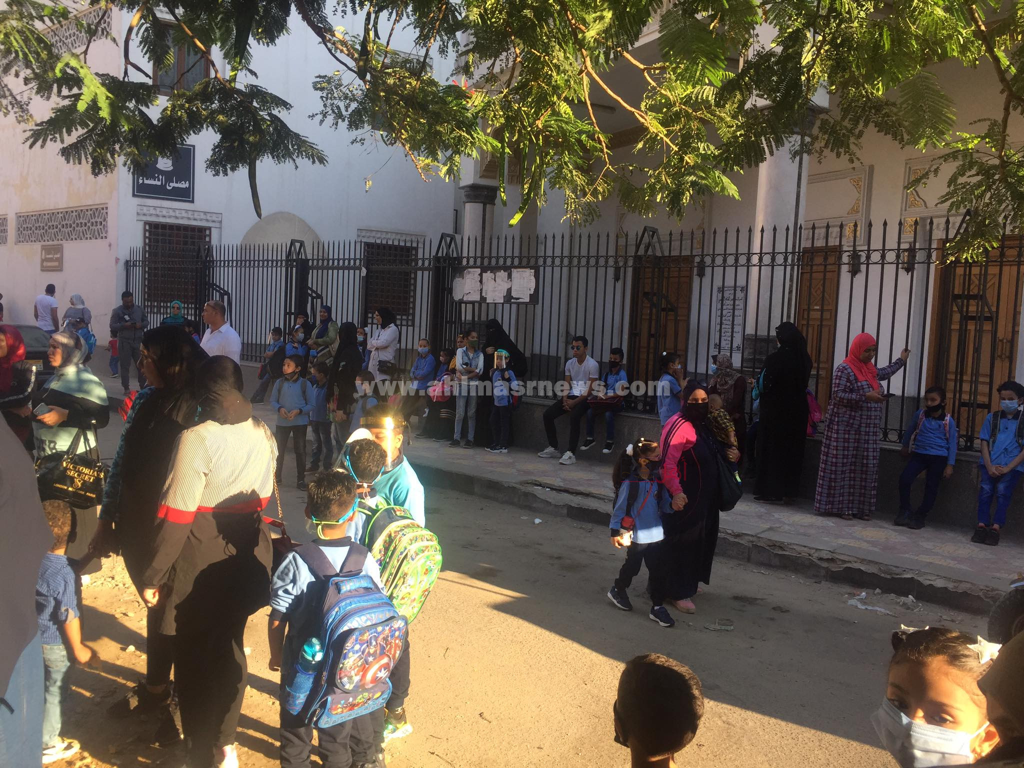 تزاحم أمام مدرسة ببورسعيد