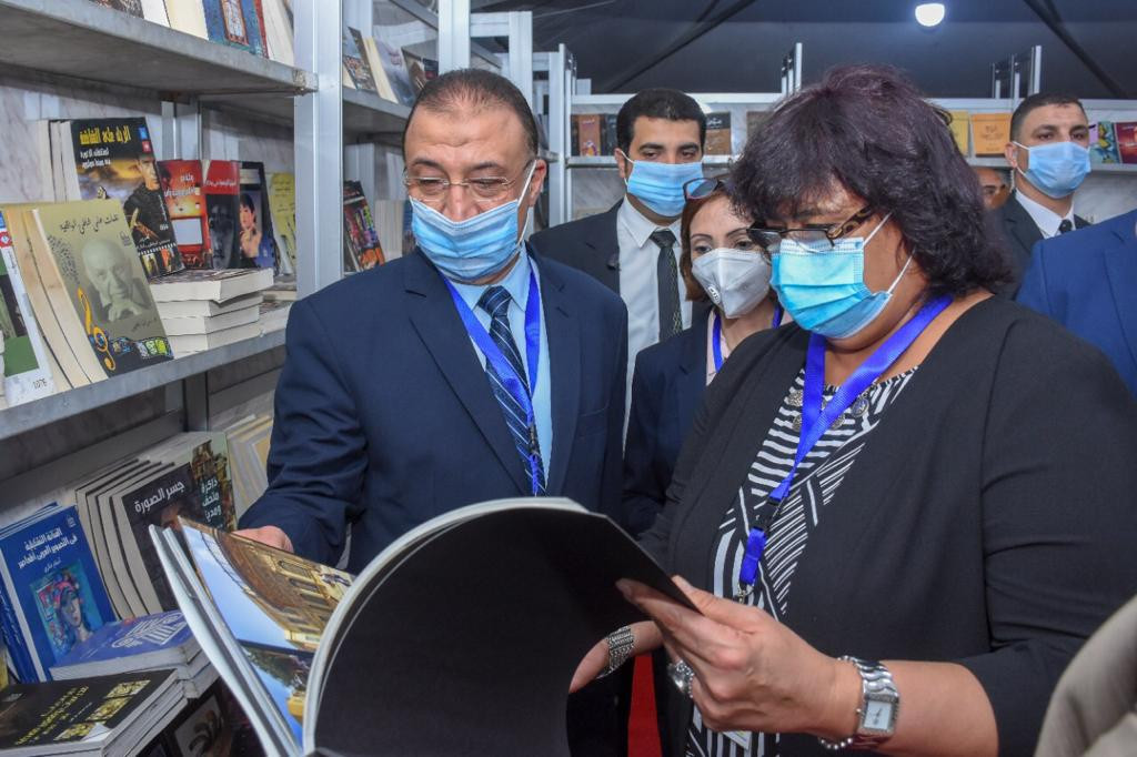 جولة وزيرة الثقافة ومحافظ الإسكندرية بمعرض الكتاب