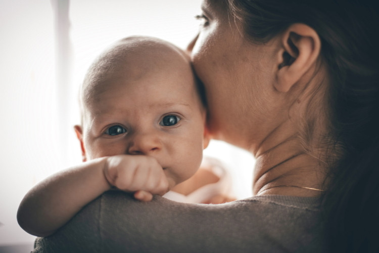 دراسة فنلندية تنصح بإضافة براز الأم مع حليب الثدي 