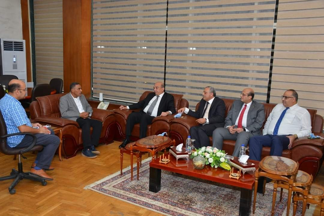 لقاء محافظ مطروح مع ممثلي البنك الأهلي المصري 