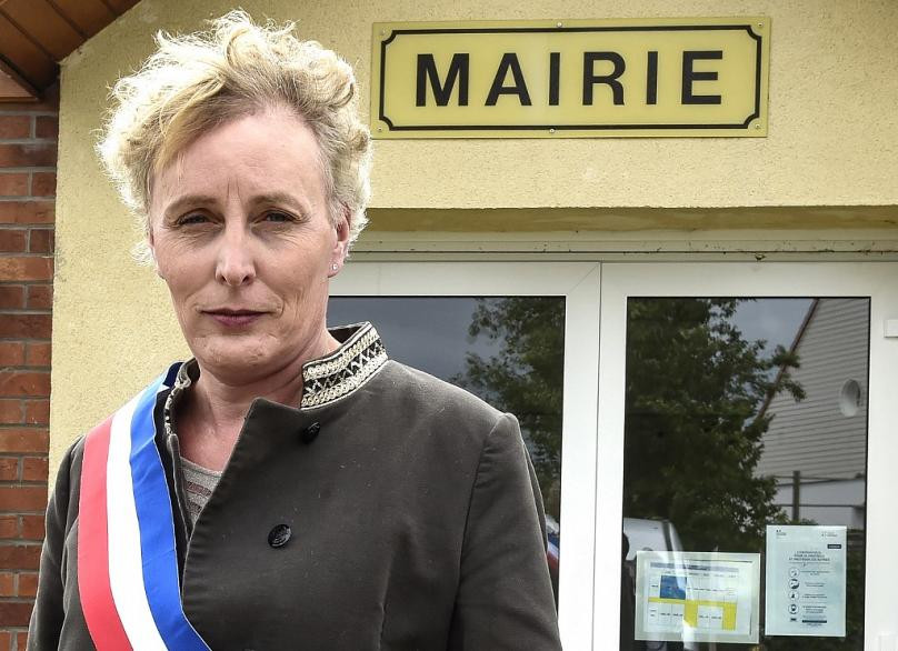 ماري كاو أول متحولة جنسية تنتخب عمدة في فرنسا 