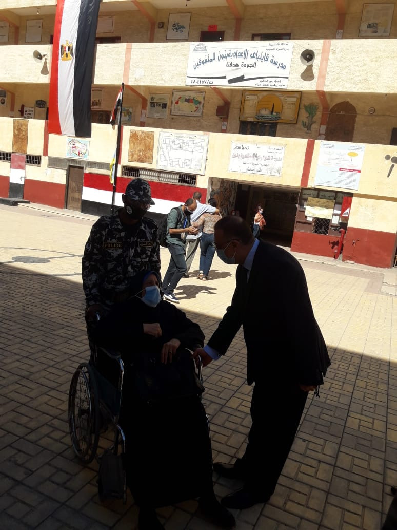 محافظ الإسكندرية يتفقد اللجان الانتخابية