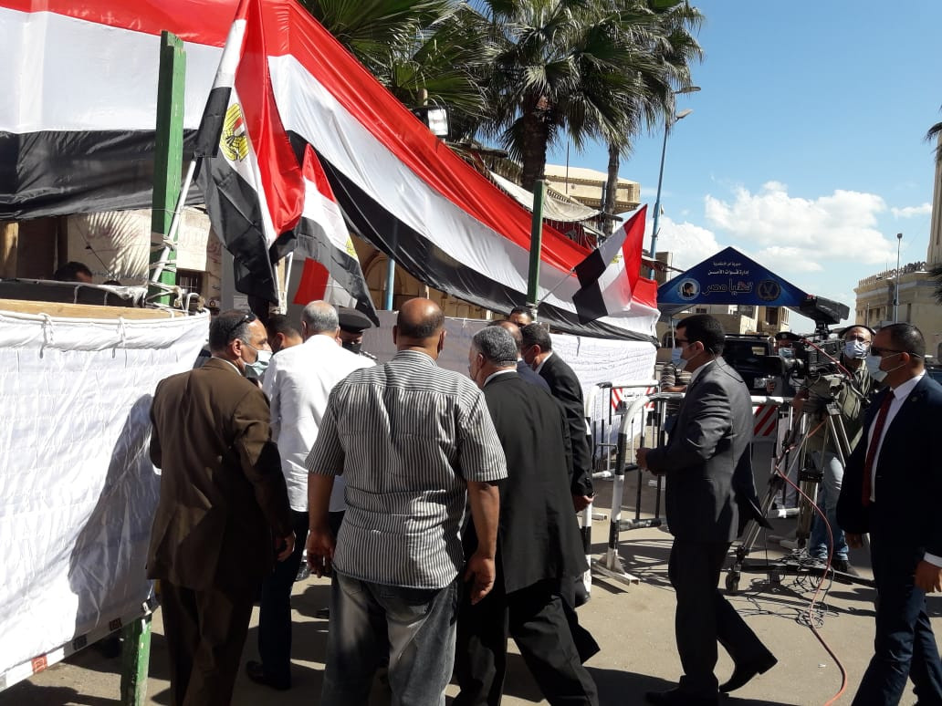 محافظ الإسكندرية يتفقد اللجان الانتخابية