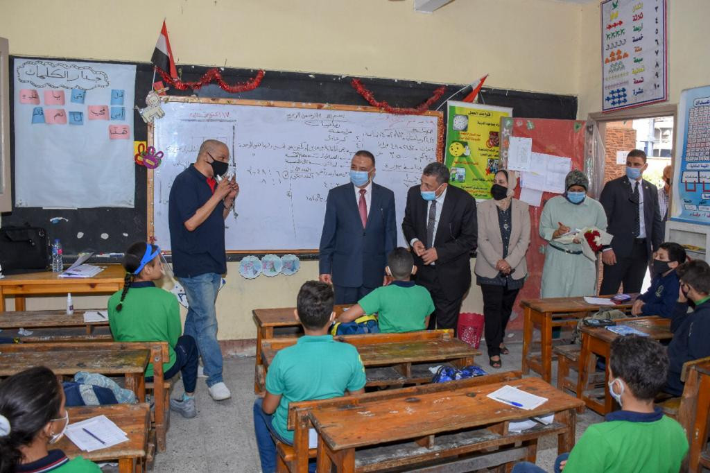 محافظ الإسكندرية يتفقد عدد من المدارس