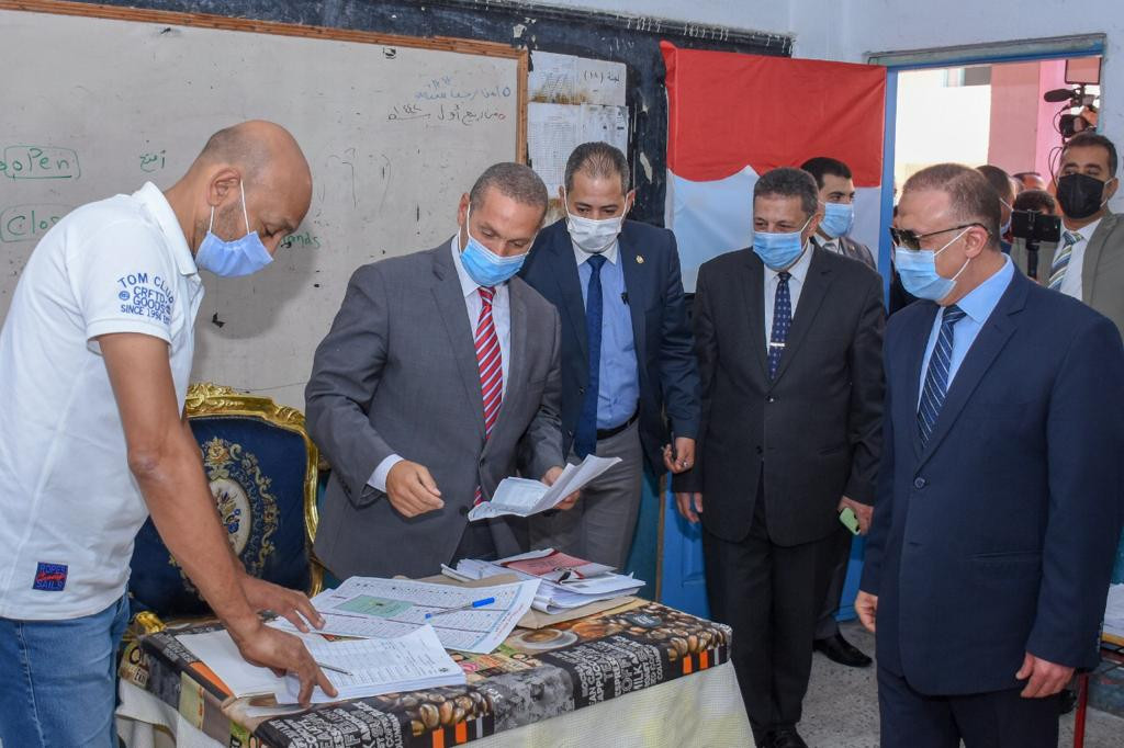 محافظ الإسكندرية يدلي بصوته بانتخابات النواب
