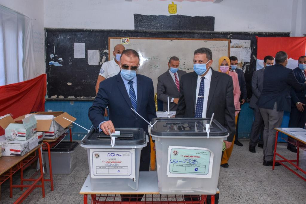 محافظ الإسكندرية يدلي بصوته بانتخابات النواب