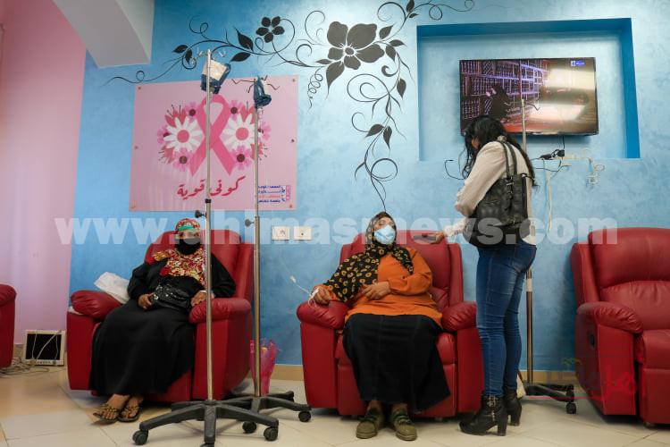 مريضات أورام الثدي أثناء حصولهم على العلاج الكيماوي في مستشفى الثدي