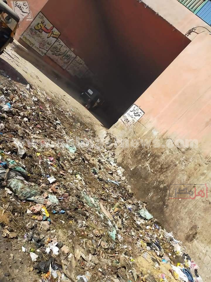 أعمال رفع القمامة بمنطقة أبو زارع بحي العمرانية 