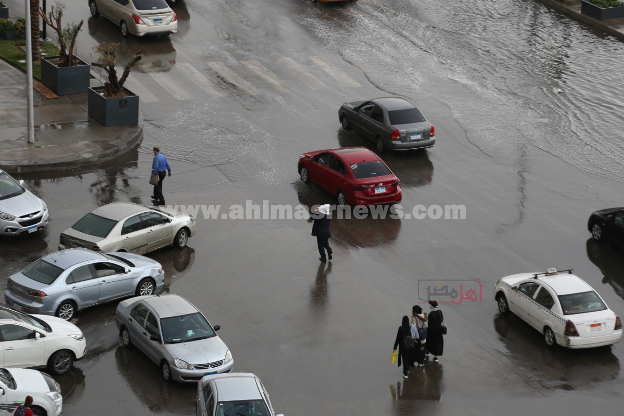 أمطار غزيرة تَغرق القاهرة وميدان التحرير 