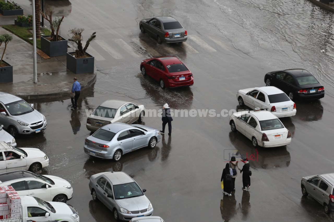 أمطار غزيرة تغرق القاهرة وميدان التحرير