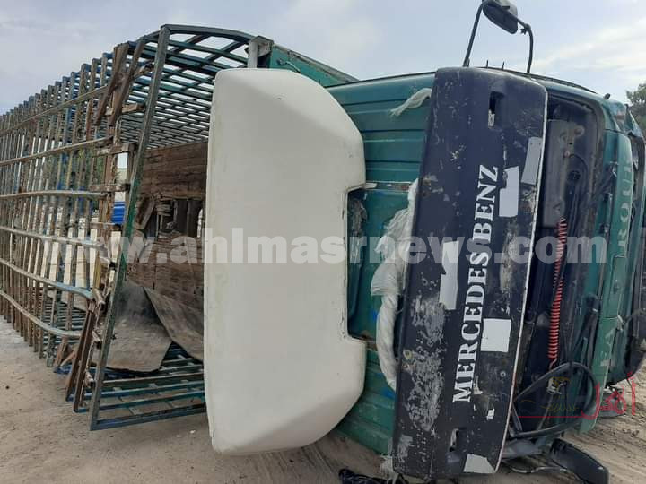 إزالة آثار إنقلاب سيارة محملة باسطوانات غاز بالبحيرة 