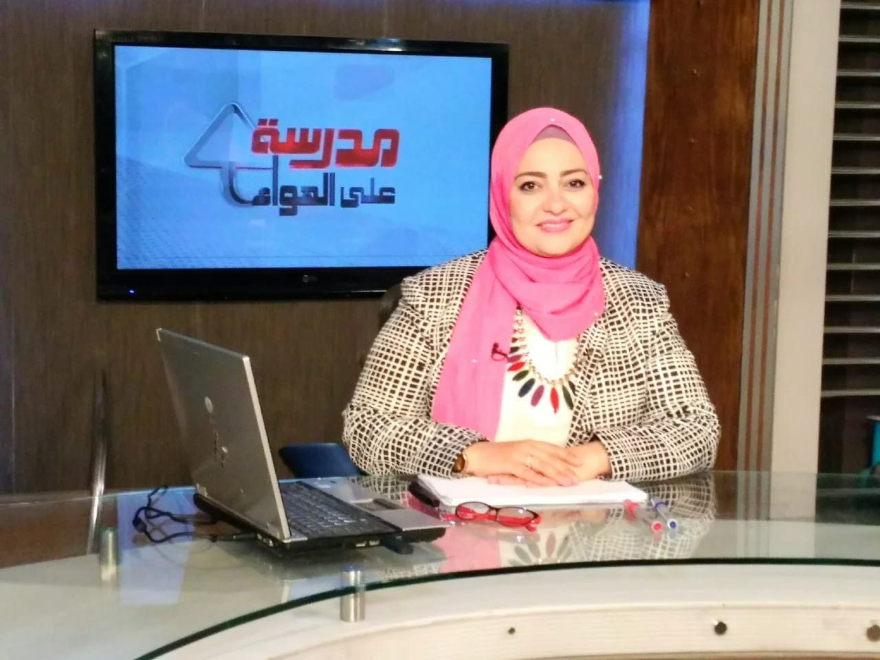 الأستاذة إيمان سلامة مدرسة الدراسات الإجتماعية في قناة مصر التعليمية 