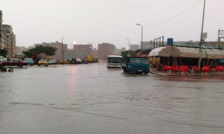 الأمطار الغزيرة تُغرق شوارع الإسكندرية
