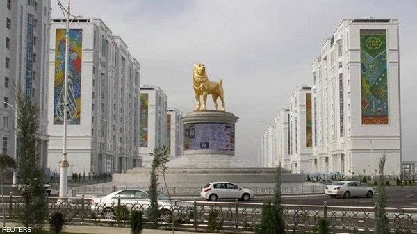 تمثال ذهبي بميدان عام في تركمانستان