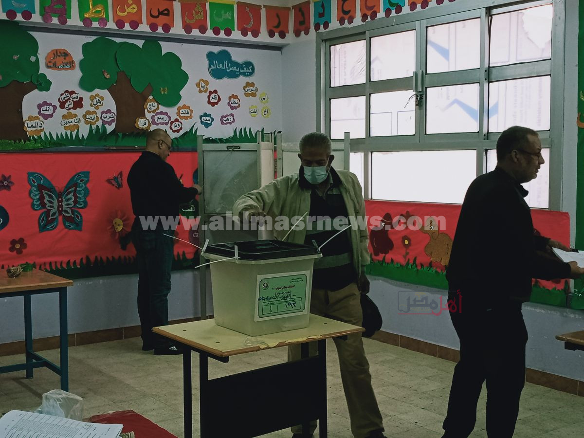 توافد الناخبين على مقر اللجان الانتخابية بالبحيرة 