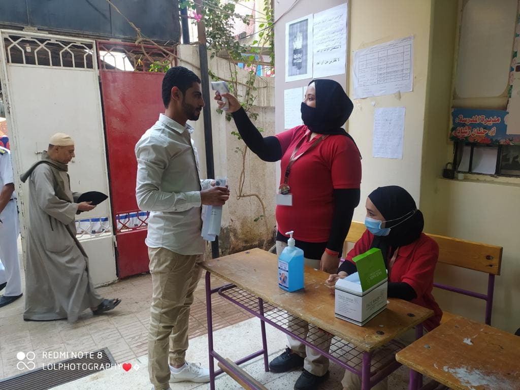 حضور كثيف للناخبين بمدرسة ياسر جنينة بالتجمع للإدلاء بأصواتهم فى الانتخابات البرلمانية 