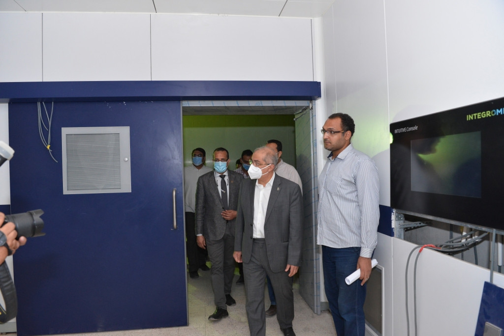 رئيس جامعة أسيوط بزيارة مستشفى الأصابات الجديد 