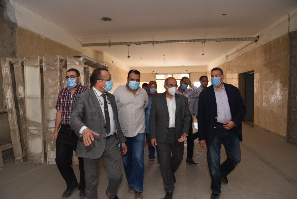 رئيس جامعة أسيوط بزيارة مستشفى الأصابات الجديد 