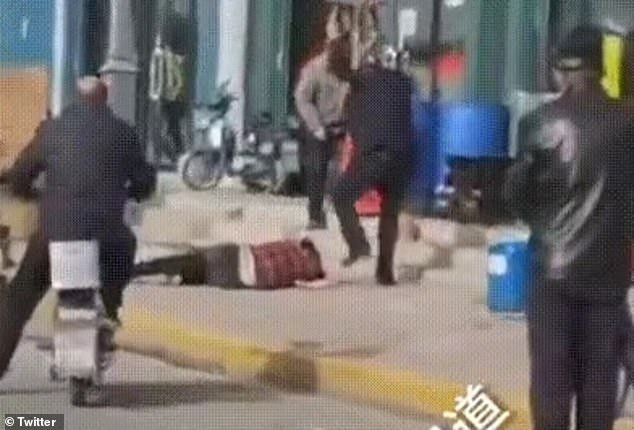 رجل يضرب زوجته حتى الموت