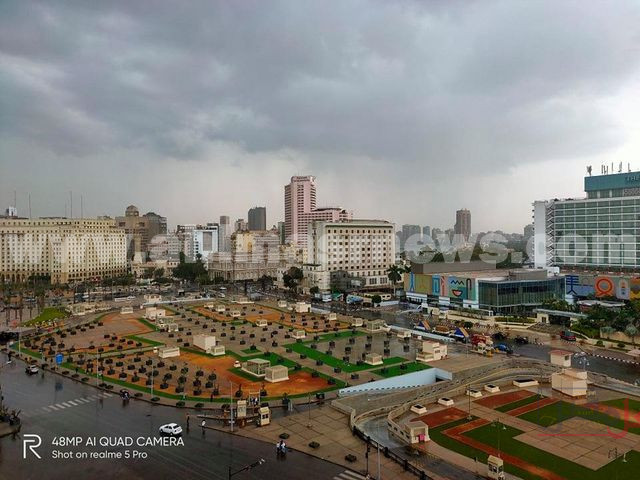 سقوط أمطار غزيرة في ميدان التحرير