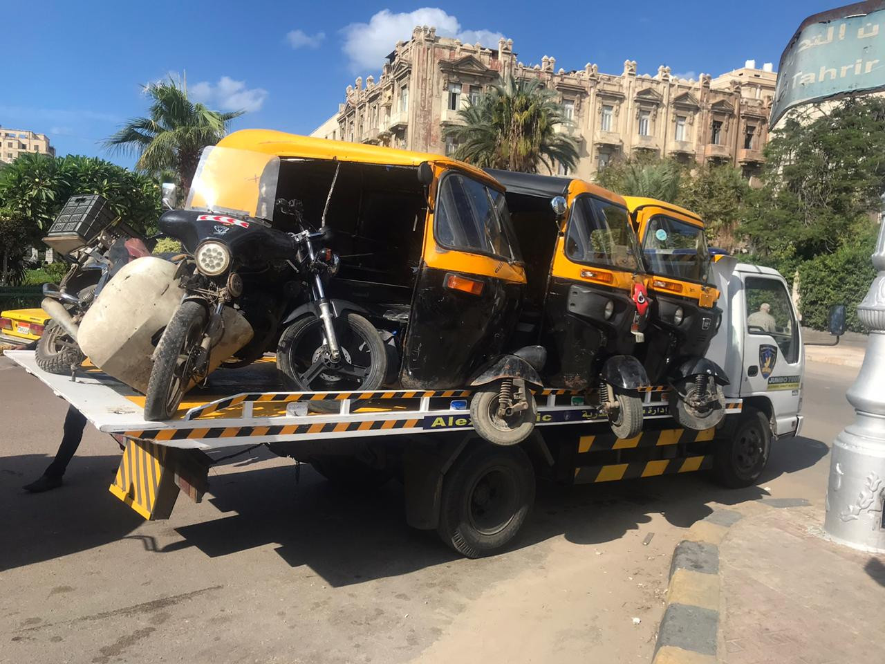 ضبط مركبات مخالفة بشوارع الإسكندرية