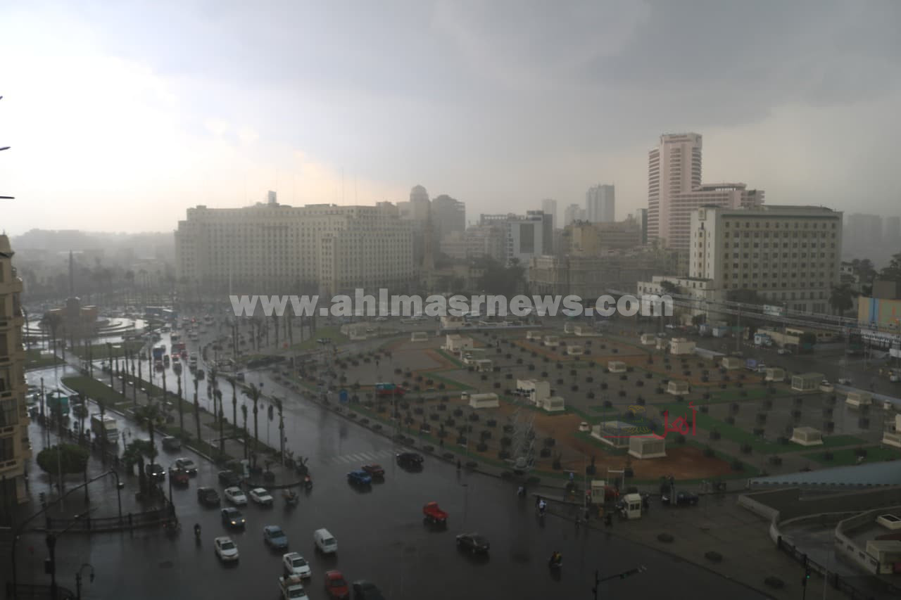 عاصفة رملية وأمطار غزيرة تضرب القاهرة (صور - فيديو)