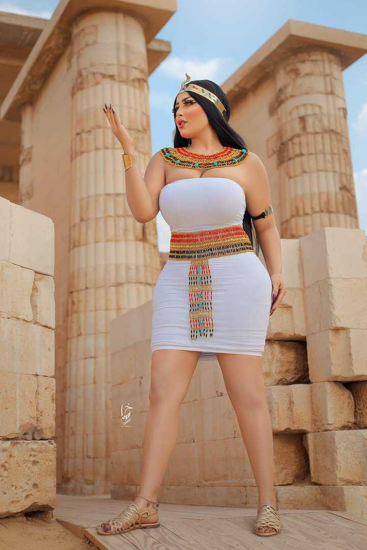 فتاة الزي الفرعوني في سقارة