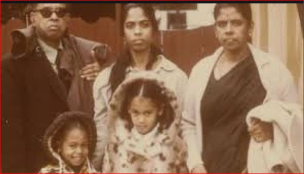 كاميلا هاريس وهى طفلة مع أمها الهندية وابوها الجاميكي