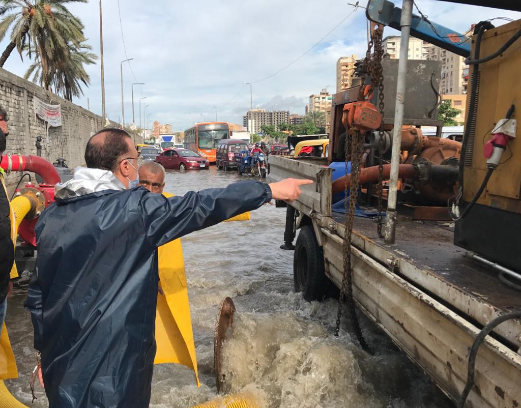 محافظ الإسكندرية يتابع تصريف الأمطار