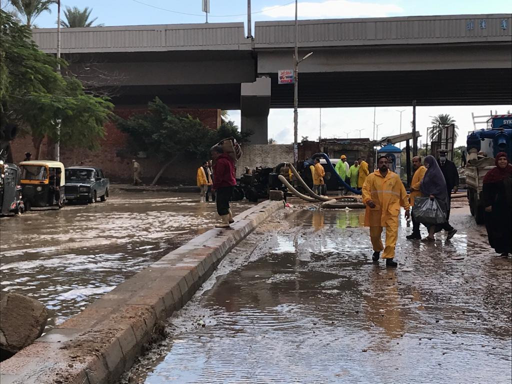 محافظ الإسكندرية يتابع تصريف مياه الأمطار