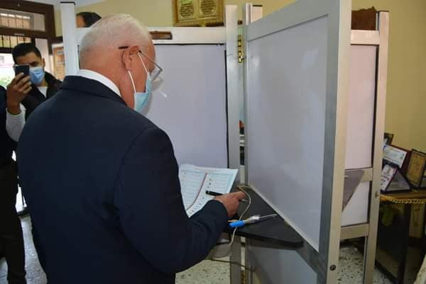 محافظ بورسعيد يدلي بصوته بانتخابات النواب