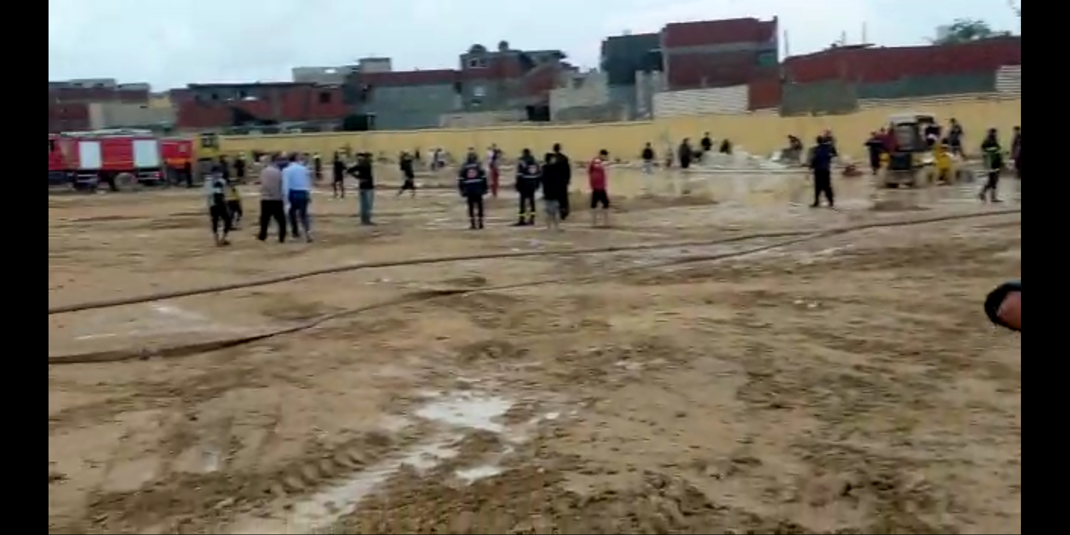 محاولات لمنع دخول مياه الأمطار للمقابر الشرقية بمطروح 