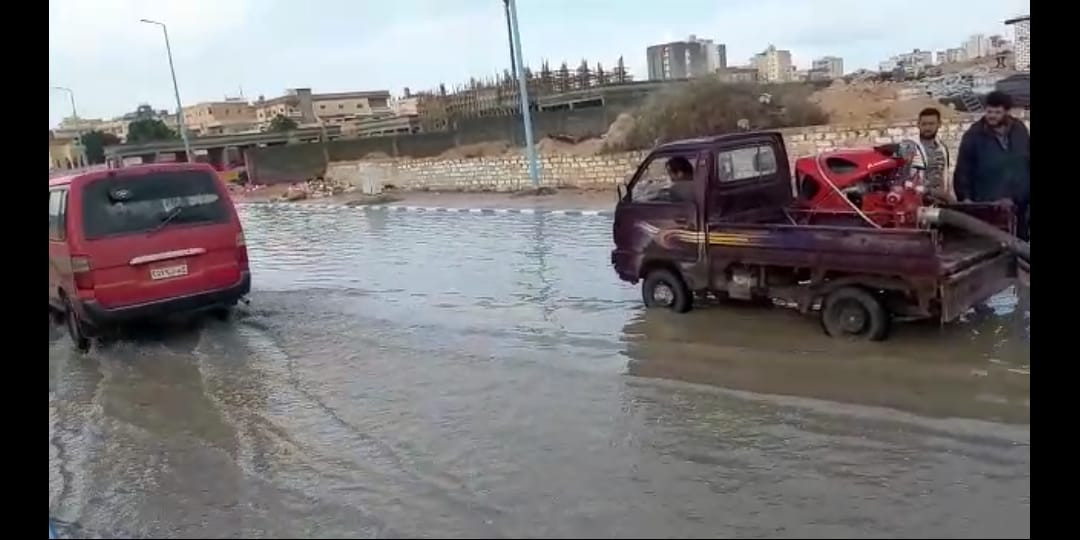 مطروح تواصل رفع مياه الامطار بالشوارع والطرق السريعة 