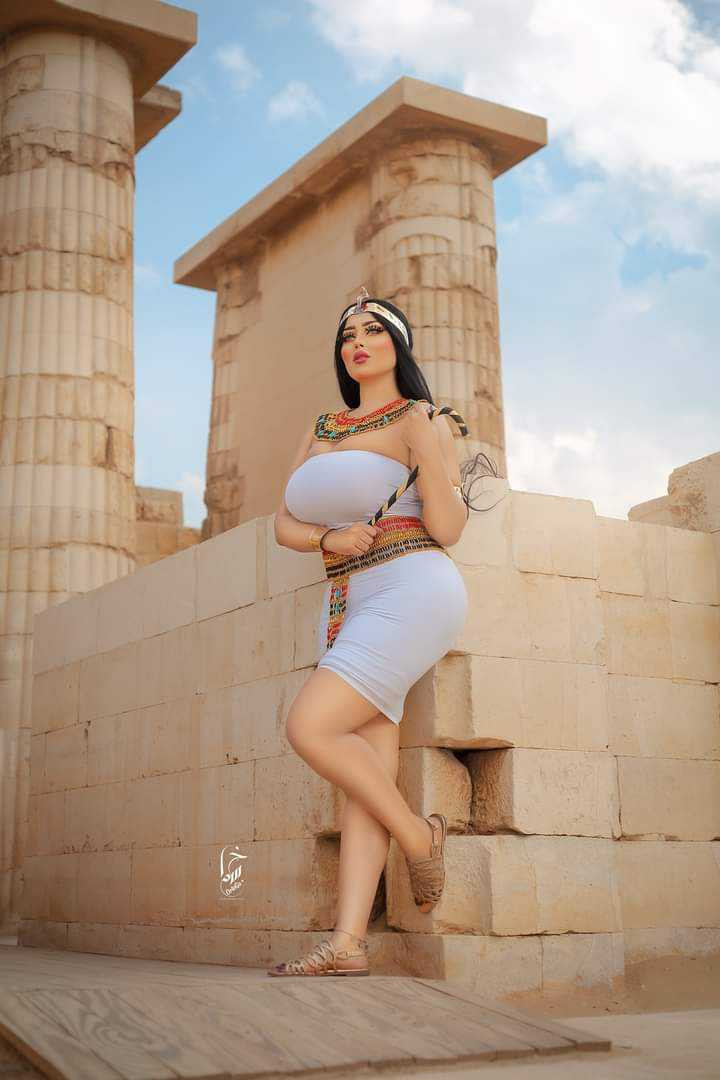 واقعة فتاة ترتدي زي فرعوني في منطقة آثار سقارة