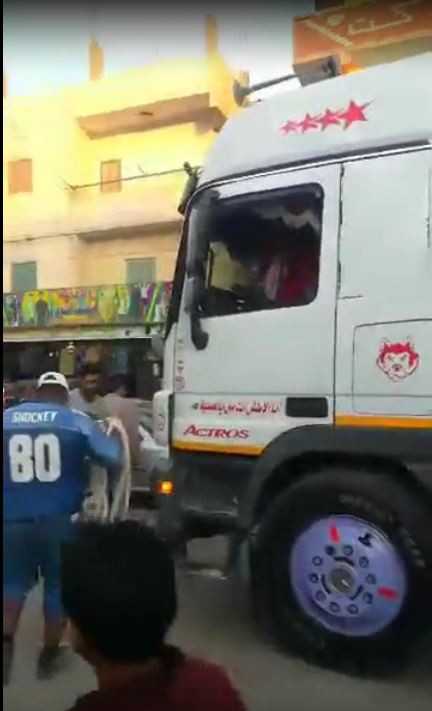 أشرف كابونجا يجر شاحنة أسمنت