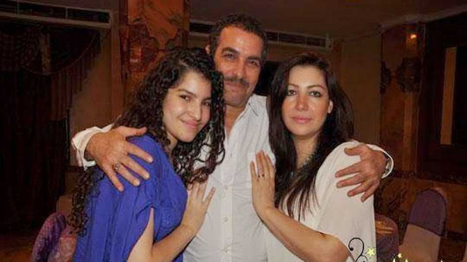 احمد عبد العزيز مع زوجته وابنته